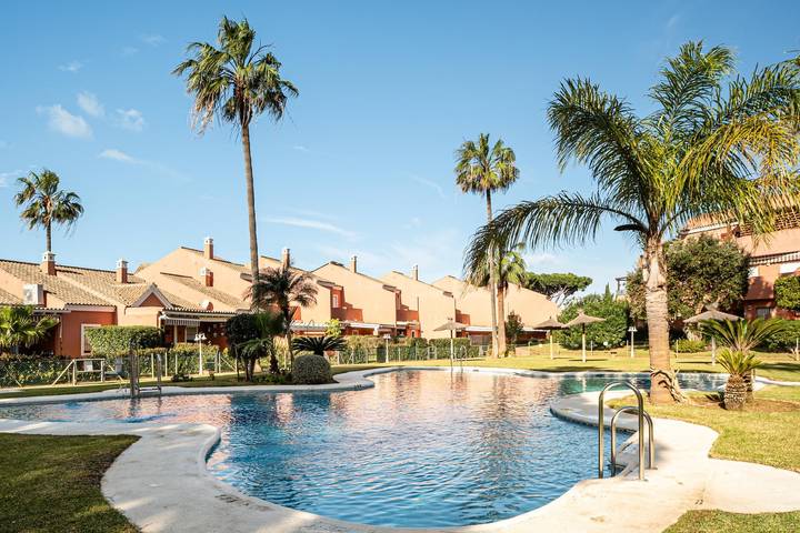 Apartamento para 4 personas, con jardín además de piscina para niños y piscina, Se admiten mascotas en Novo Sancti Petri