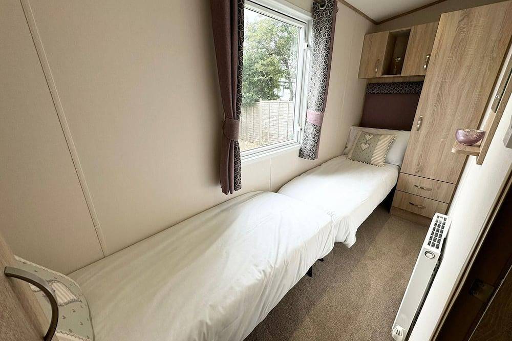 Lovely caravan with decking at Solent Breeze in Hampshire in Fareham, Hampshire