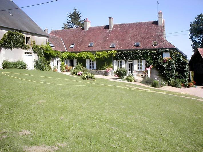 Gîte pour 12 personnes, avec jardin à Lurcy-le-Bourg