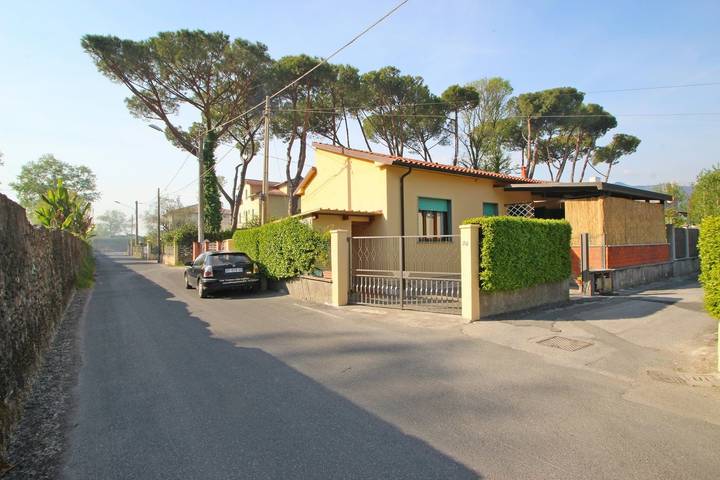 Casa vacanza per 5 persone, con Terrazza e Giardino a Marina di Massa