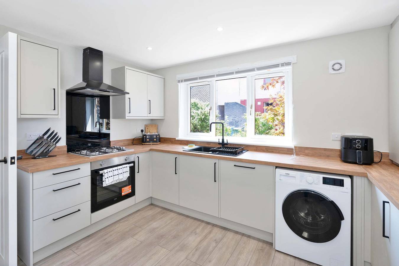 Family   Contractor Stay - Parking - Nr Edinburgh in Livingston, West Lothian