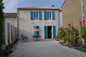 Gîte pour 6 personnes, avec terrasse et jardin, animaux acceptés à Chenac-Saint-Seurin-d'Uzet