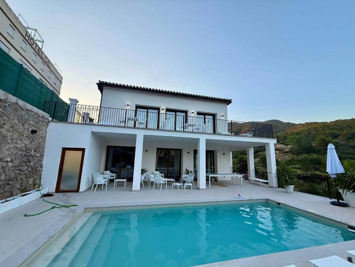 Casa de vacaciones para 12 personas, con piscina y vistas además de vistas al lago y jardín en Montanejos