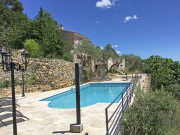 Gîte pour 10 personnes, avec terrasse ainsi que piscine et jardin, adapté aux familles à Ampus