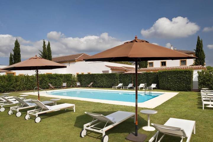 Hotel para 3 personas, con jardín y sauna además de piscina y jacuzzi - 1