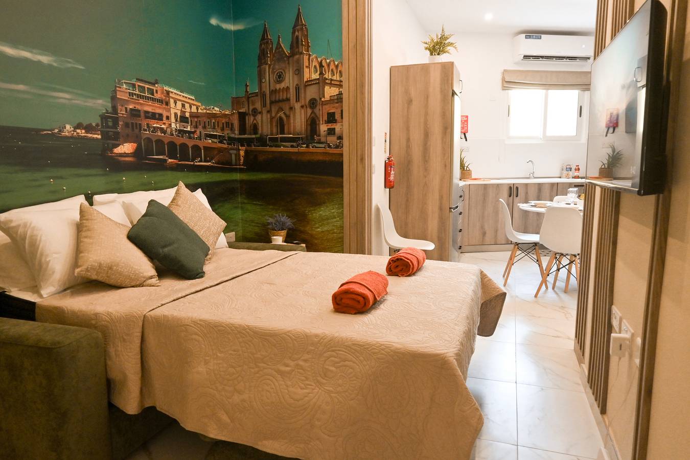 Entire apartment, Well Located Modern Apart Balluta Bay in San Giljan, Malta Island