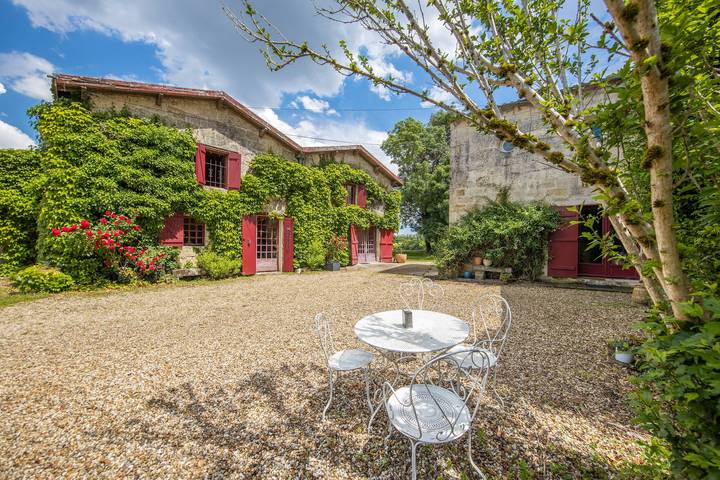 Cottage 'Échappée Bel' con terrazza condivisa, giardino condiviso e Wi-Fi in Arveyres, Libourne e dintorni