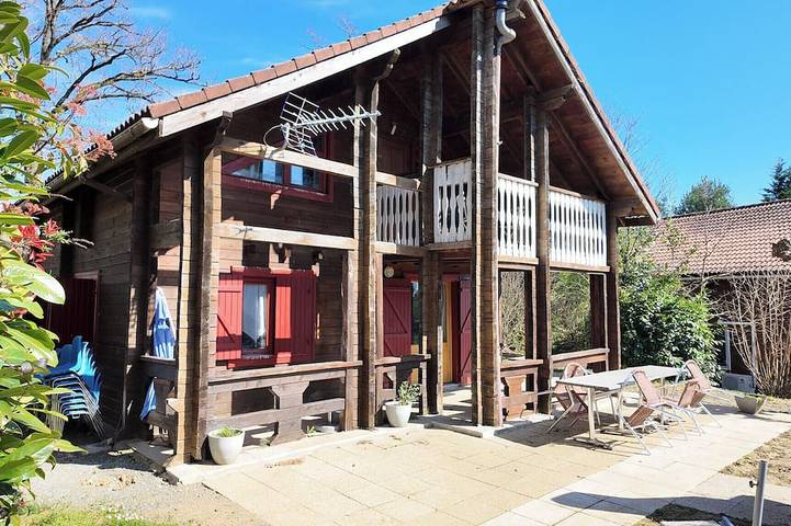 Chalet pour 8 personnes, avec jacuzzi et jardin ainsi que piscine et balcon