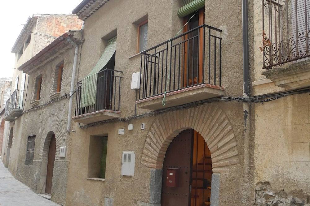 Apartamento entero, El maíz se elevó con aire y luz con vistas a las copas de los árboles del pueblo. in Torroja, Priorat