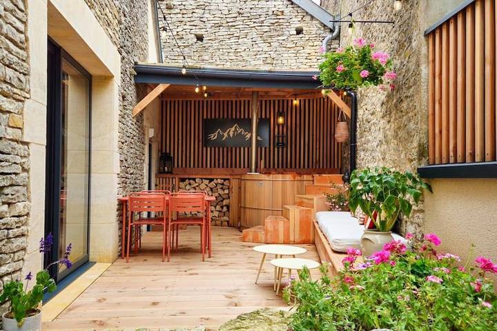 Location de vacances pour 4 personnes, avec jacuzzi et jardin à Sacquenay