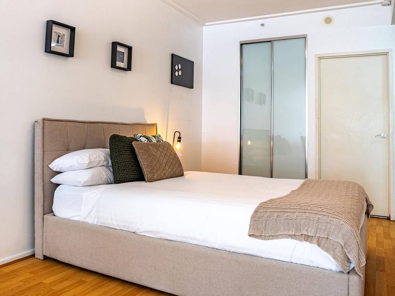 Entire apartment, Stylish Studio With Pool & Gym in Heart of Sydney in Darling Harbour, Sydney