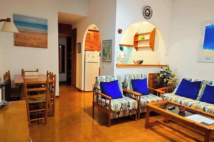 Ganze Wohnung, Apartment with beautiful sea views, gardens, swimming pool and very well located. in Arenal d'en Castell, Es Mercadal