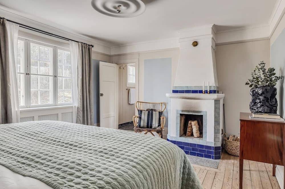 A restored 1911 waterfront estate on Skarpö — 7 bedrooms, private dock, and wood-fired sauna in Vaxholm, Stockholmer Schärengarten