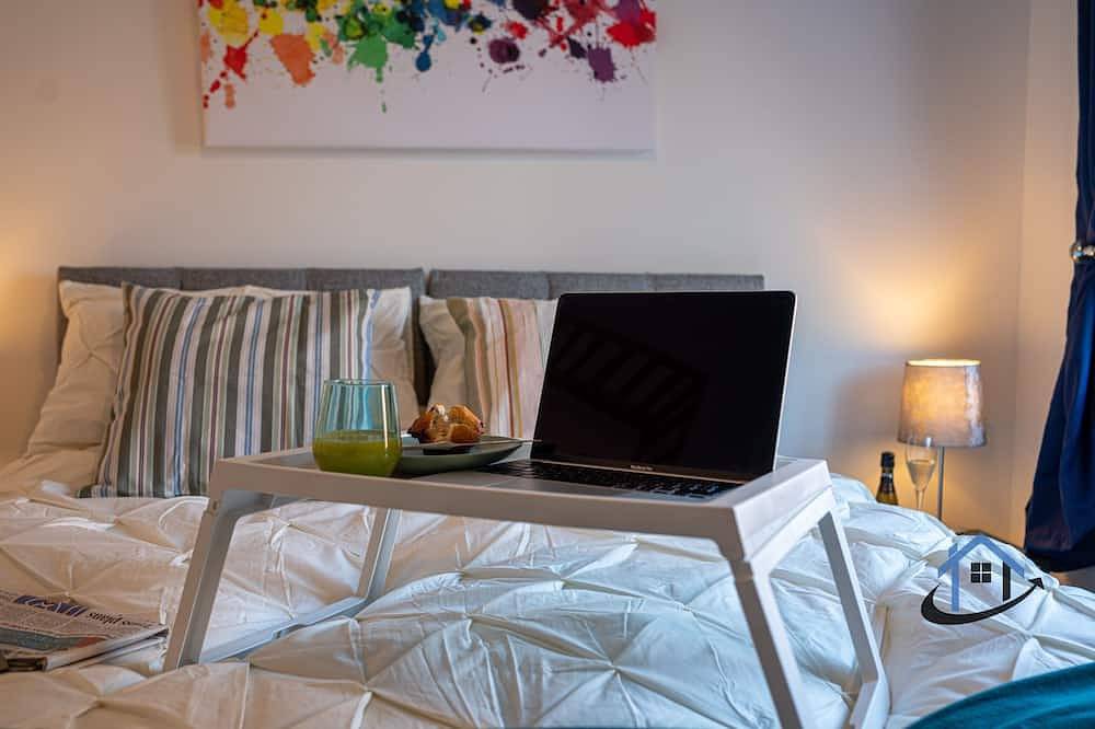 King bed, parkingx2, workspace, wifi, corporates. in Wootton (Northampton), Northampton
