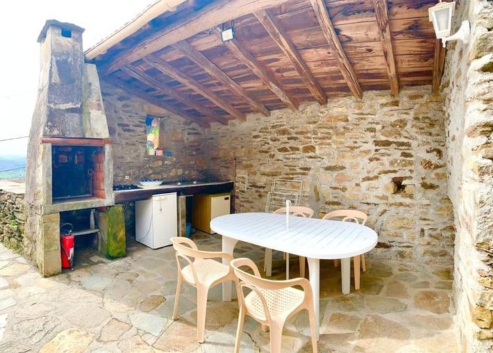 Location de vacances pour 6 personnes, avec vue et jardin à Aujac - 2