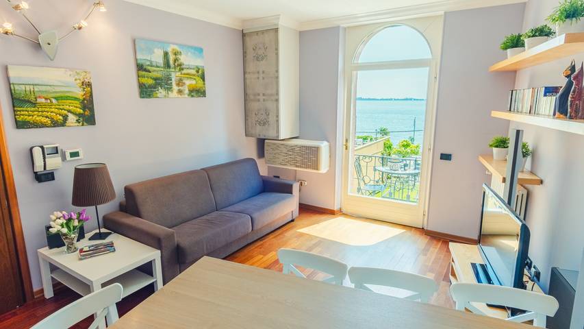 Ferienwohnung für 5 Personen, mit Balkon und Ausblick sowie Seeblick in Gardone Riviera