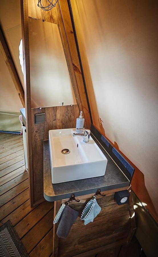 Gîte pour 4 personnes, avec terrasse ainsi que piscine et vue à Arc-et-Senans - 3