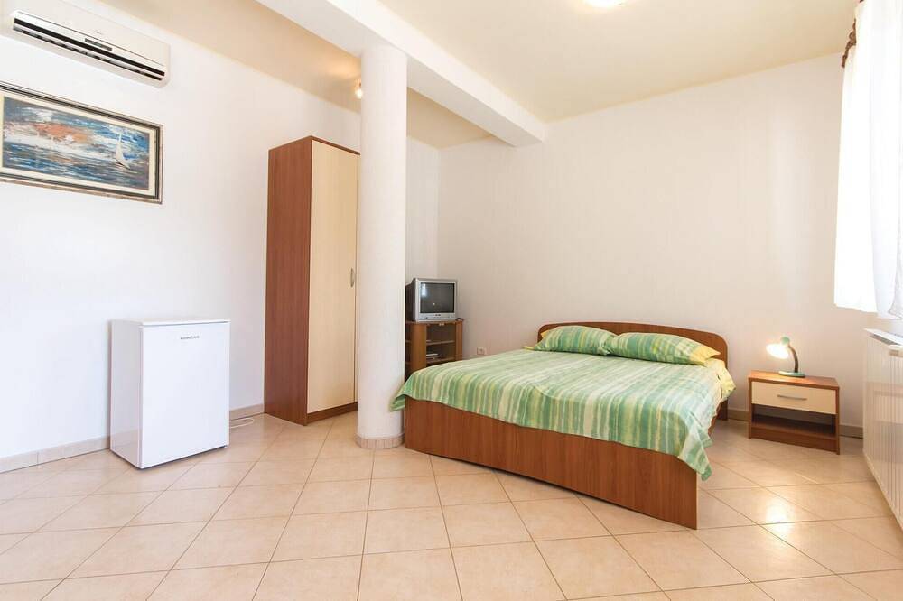 Acogedora casa en Pula con Wifi in Vinkuran, Costa sur de Istria