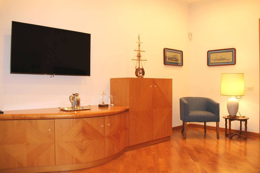 Entire apartment, Bright central apartment 2 floor elevator, harbor front, 100 mt. beach in Anzio, Lazio