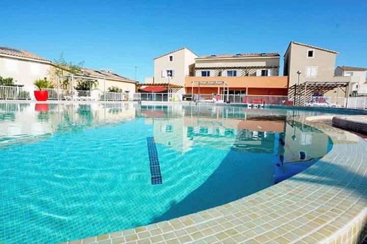 Chalet pour 4 personnes, avec Terrasse ainsi que Jardin et Piscine