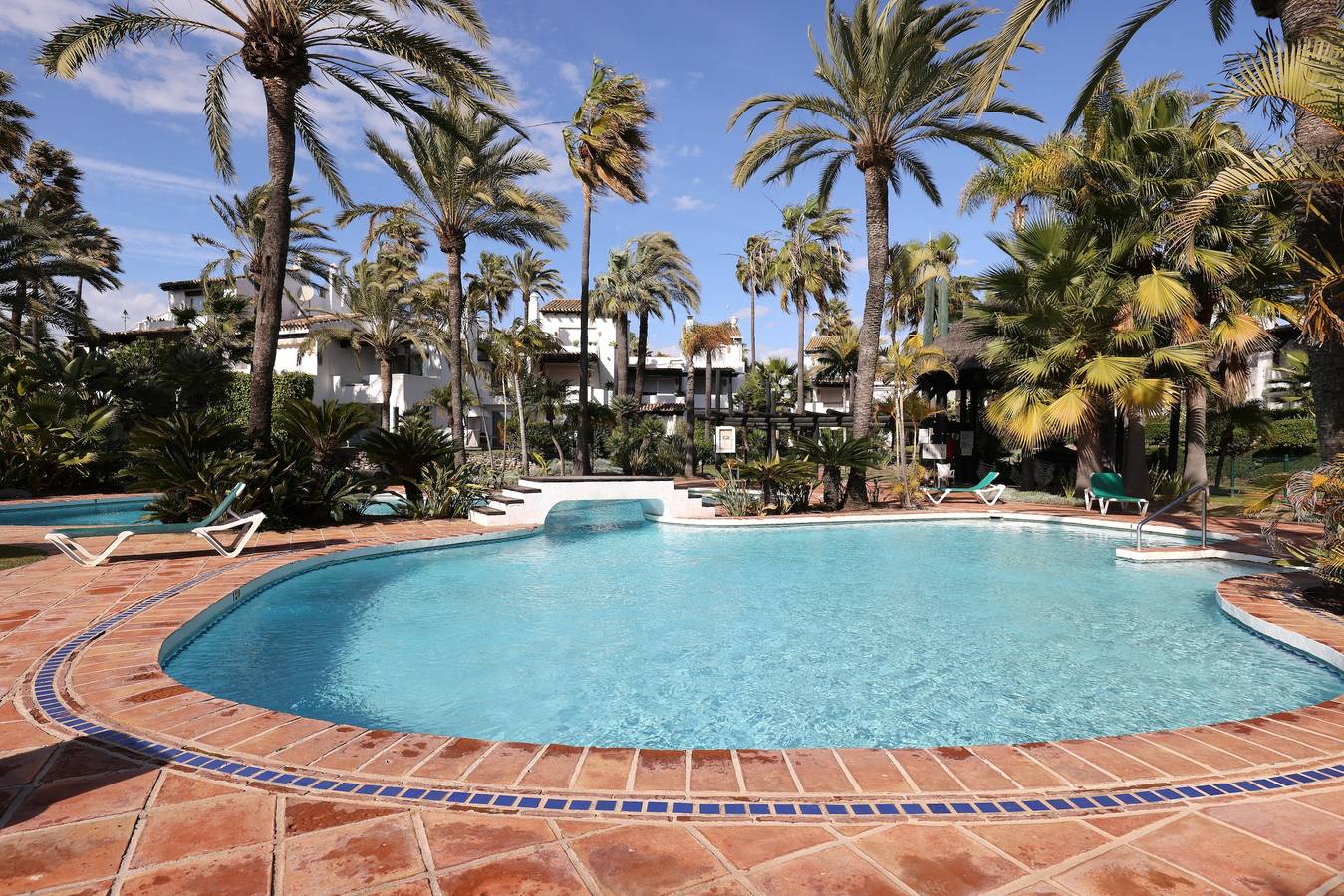 Casa de vacaciones 'Frontline Paradise Townhouse' cerca de la playa con balcón y piscina in Saladillo Benamara, Estepona