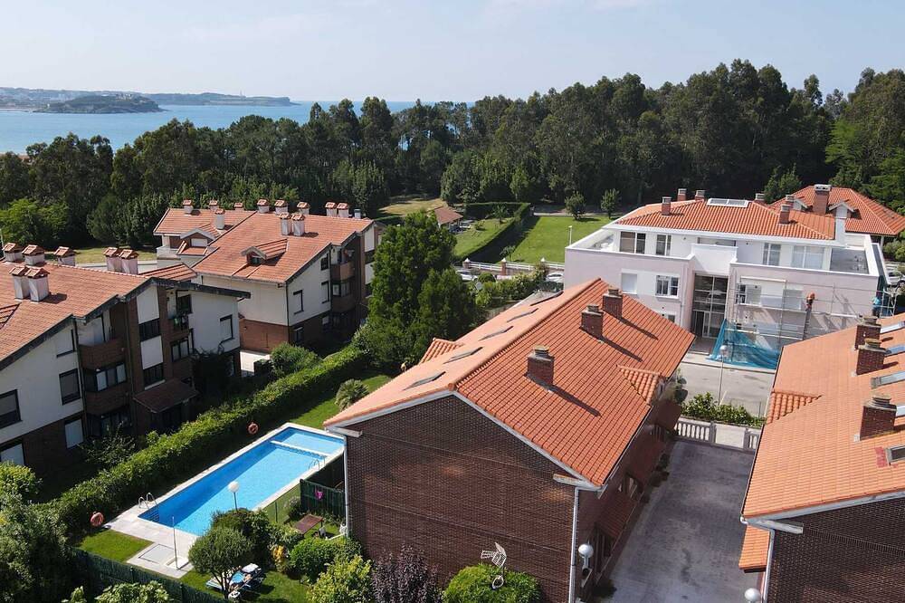 Chalet Tranquilo con Terraza a 500 Metros de la Playa in Somo, Ribamontán al Mar