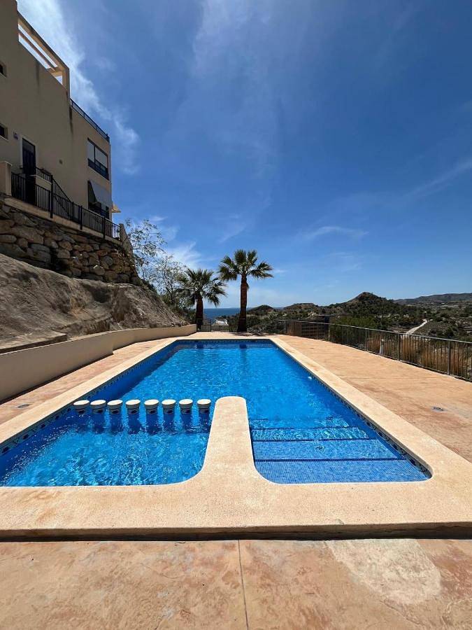 Appartement de vacances pour 4 personnes, avec piscine ainsi que vue et terrasse