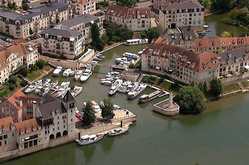 Entire apartment, Studio De 18 m2 Tres Propre Avec Lit Double 140x200cm in Cergy, Val-d'Oise