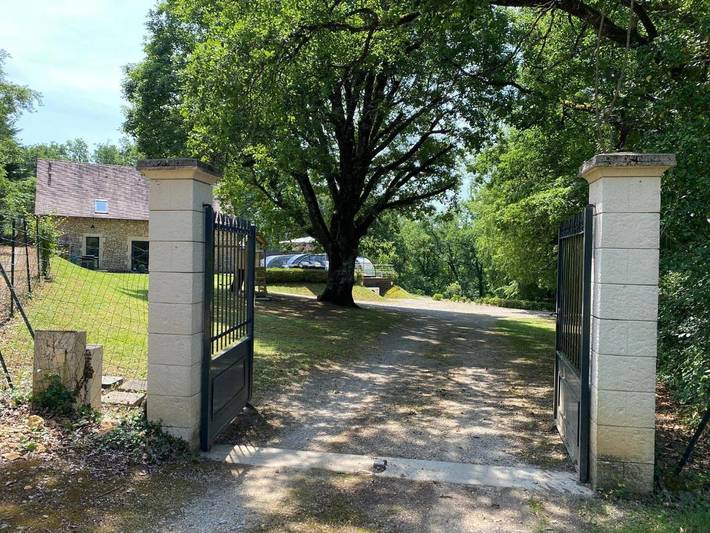 Location de vacances pour 8 personnes, avec piscine et terrasse à Saint-Amand-de-Coly - 2