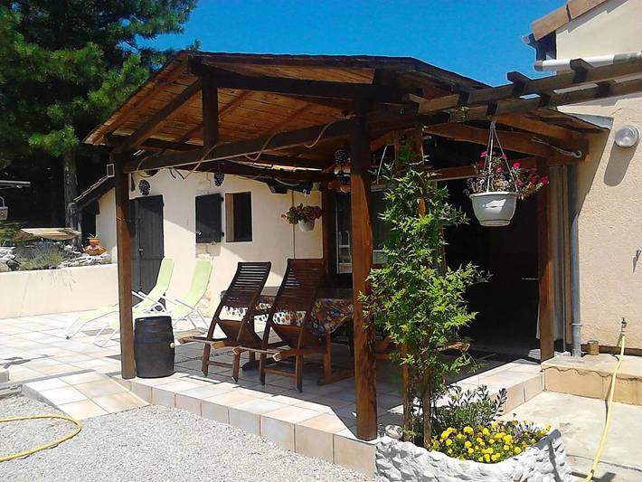Chambre d’hôte pour 4 personnes, avec Terrasse et Jardin ainsi que Piscine et Vue