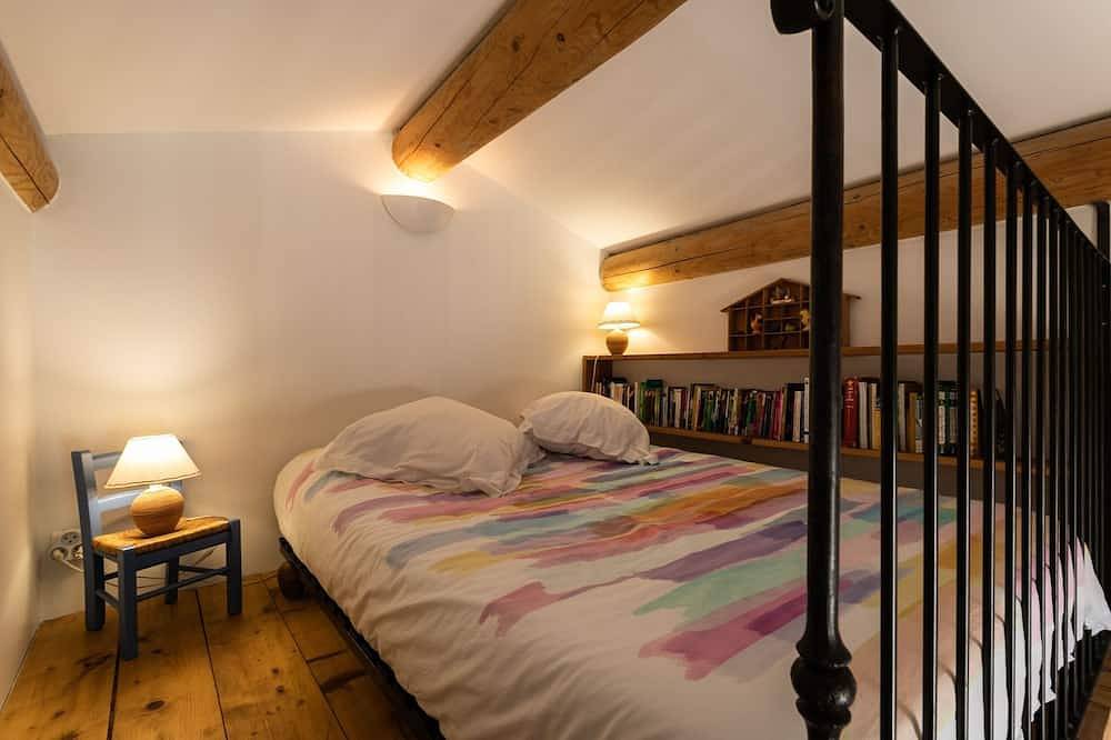 Very Nice Provençal House 6 people countryside garden swimmingpool play area Spa in Grans, Region de Aix-en-Provence