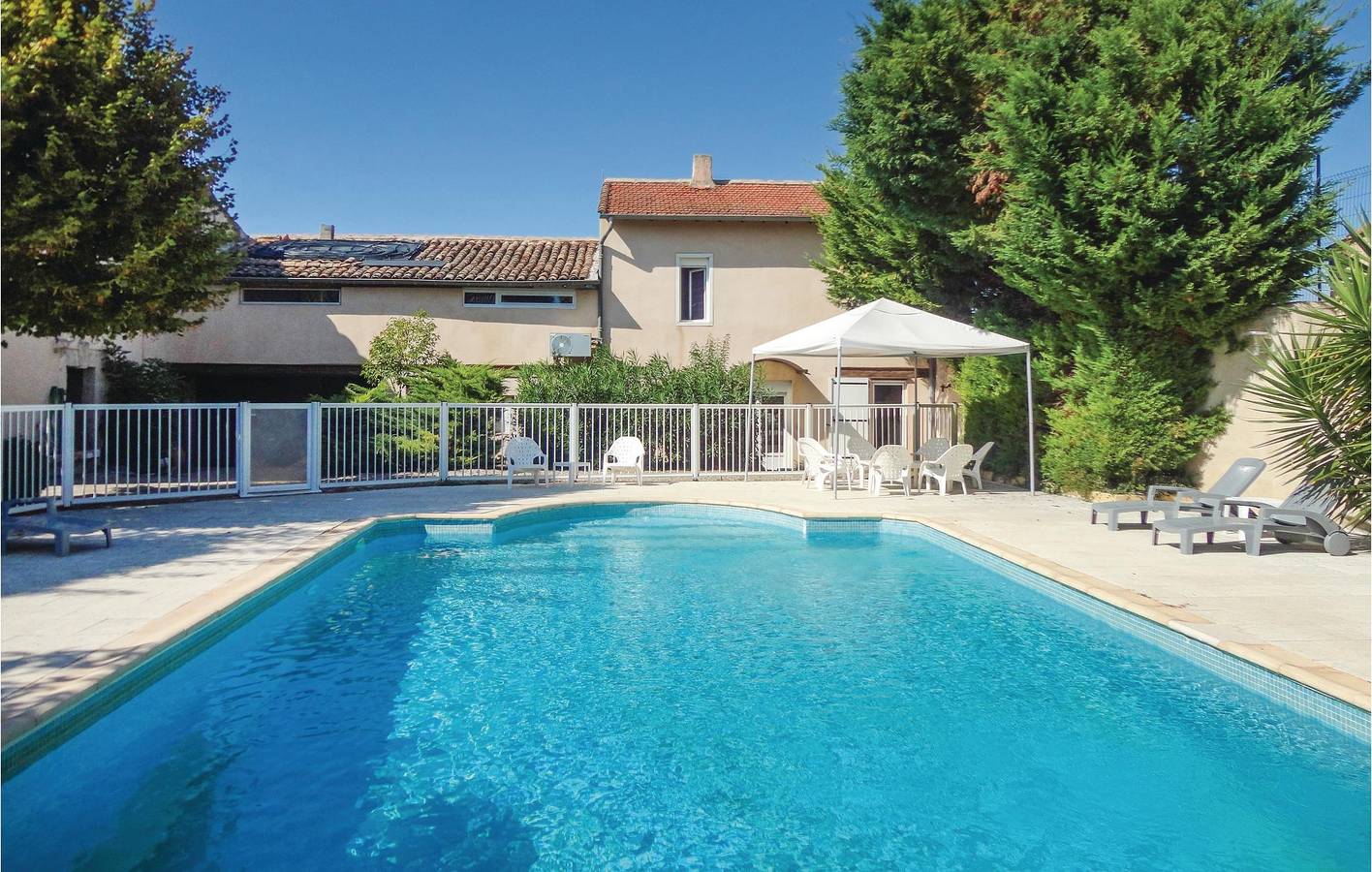 Aumes Apartment: Pool, Parking, & City Center Nearby in Montagnac, Côte d'Améthyste