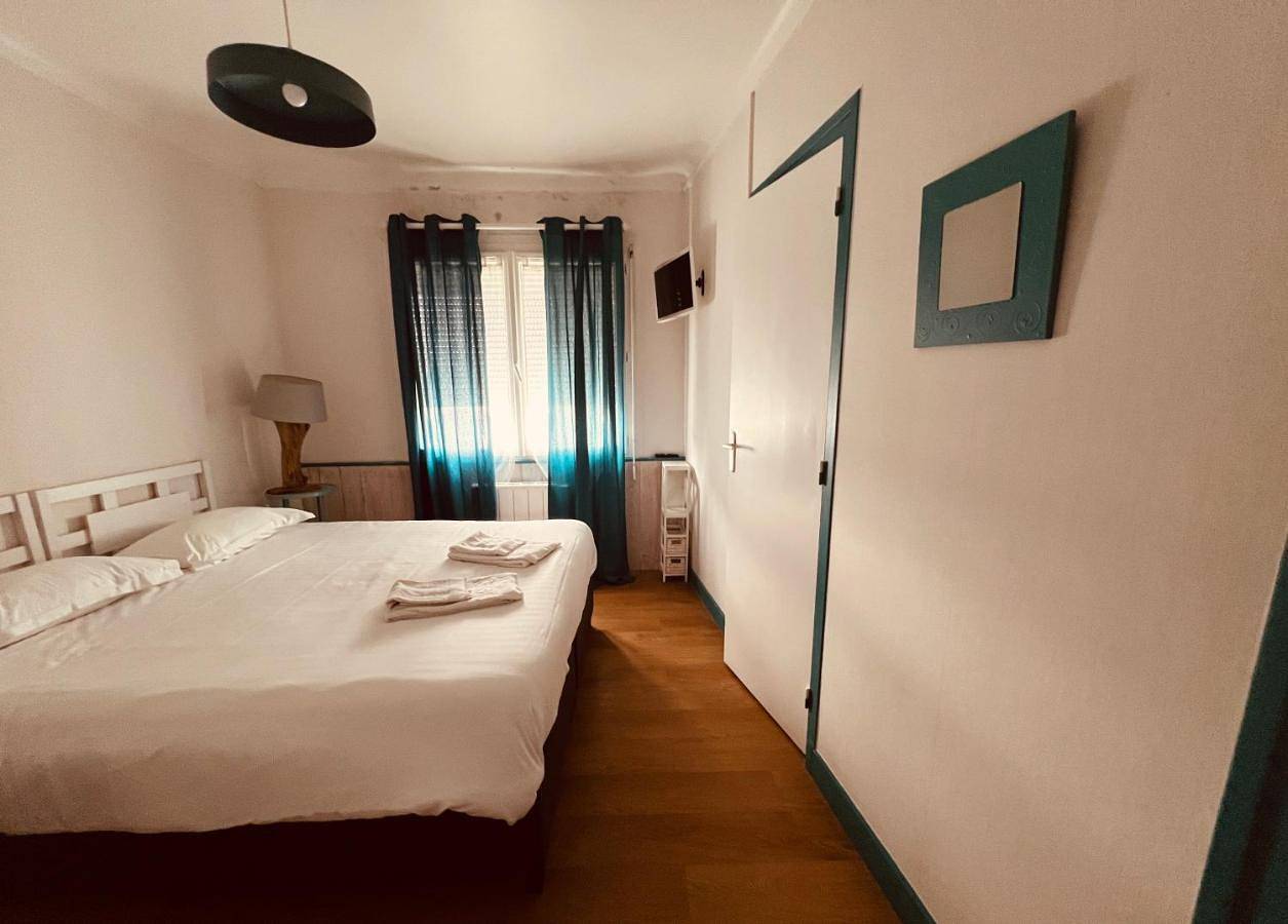 Hotel Le Crist Al, Front de mer, chambres climatisées et son studio non climatisé, proche du centre ville in Saint-Georges-de-Didonne, Région de Rochefort