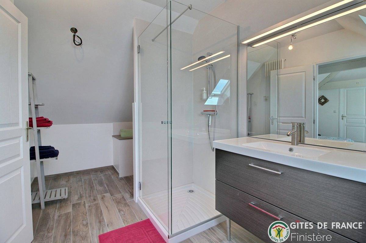 Charming B&B with Terrace & Garden, Near Port-Launay & Coastline in Châteaulin, Châteaulin region