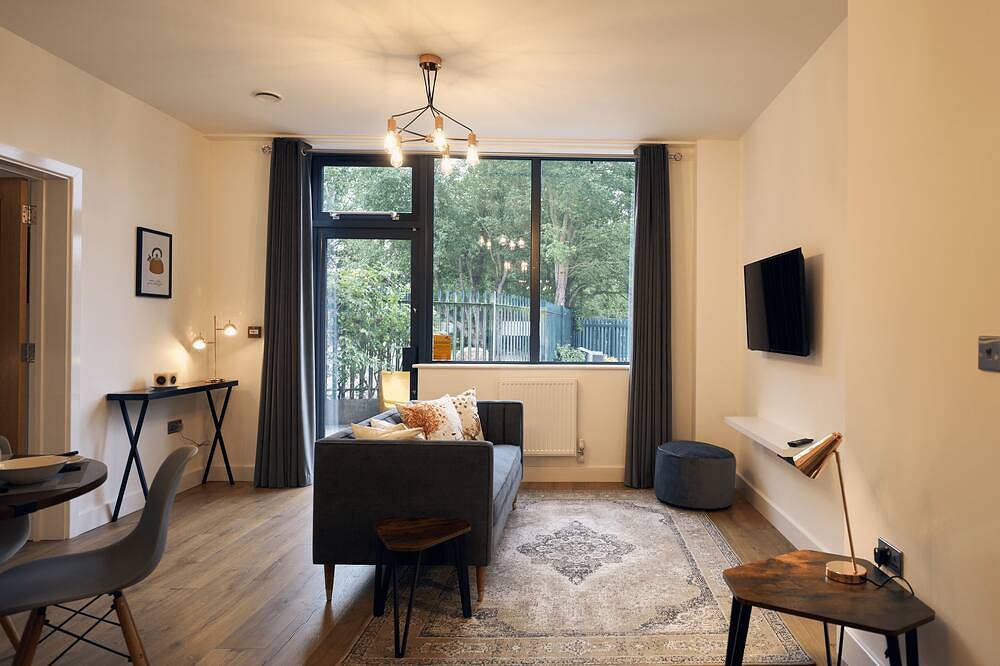 Appartement entier, Robin-Moderne-Appartement-Salle de bain privée-Vue sur Rue in Hungerford, Berkshire