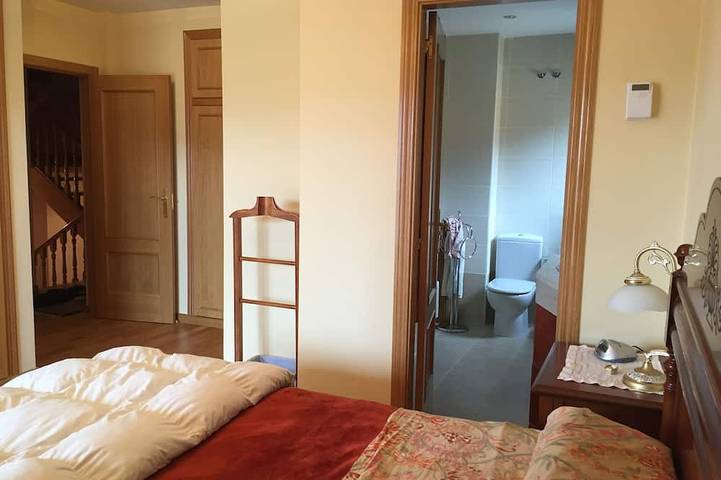Spacious house (full rental), large terrace with views of the mountains, swimming pool in Torrecaballeros, Province de Ségovie