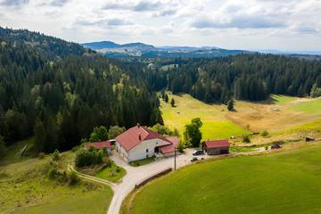 Gîte pour 12 personnes, avec jardin ainsi que terrasse et sauna à Les Moussières