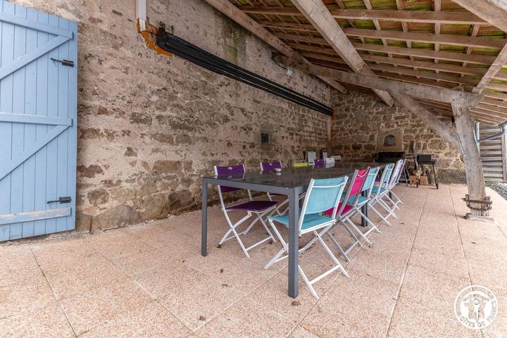 Gîte pour 14 personnes, avec piscine ainsi que terrasse et jardin à Charensat - 4