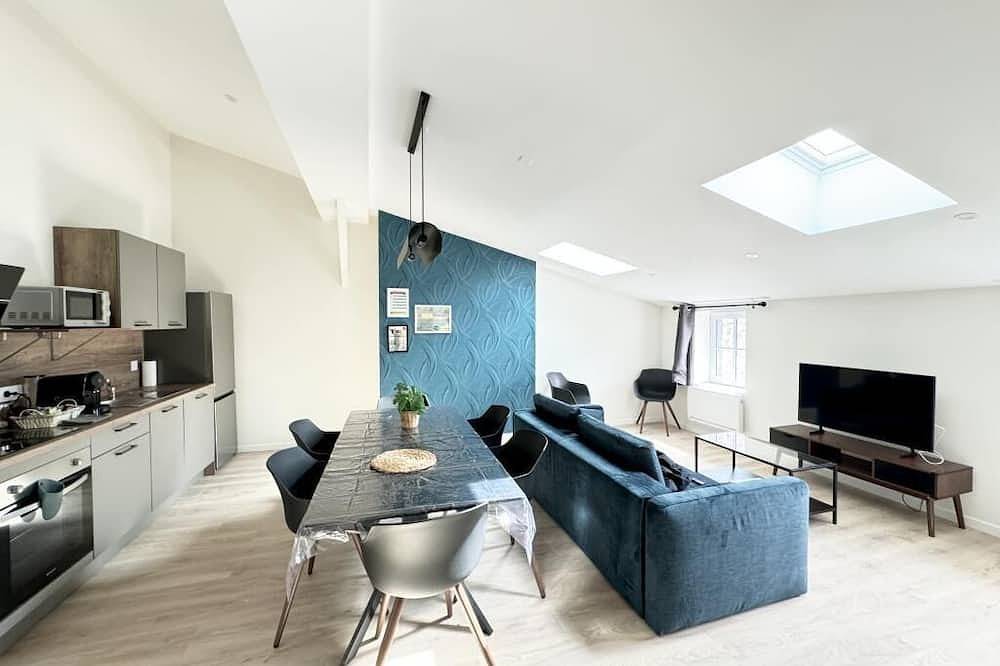 Entire apartment, Spacious apartment sleeps 8 in the center of Riom in Riom, Riom region
