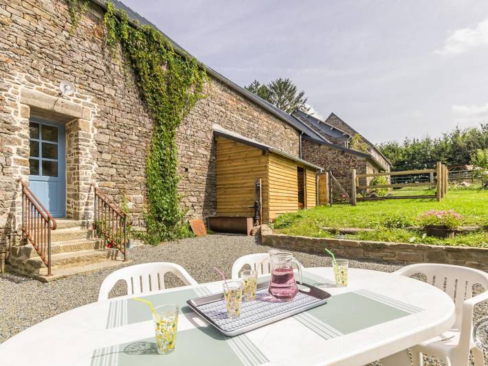 Gîte pour 5 personnes, avec jardin à Le Tanu