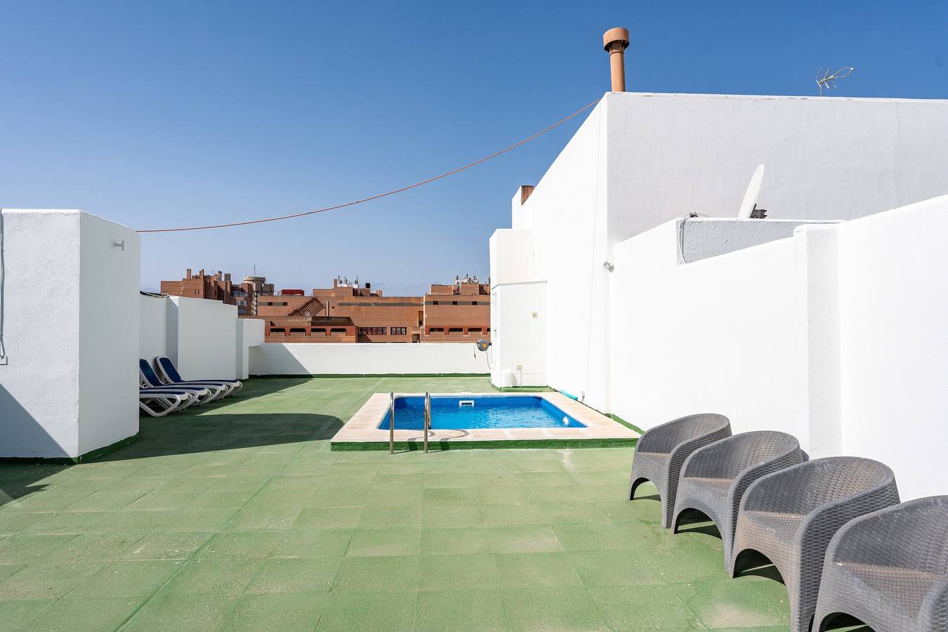 Entire apartment, Apartment 'Penthouse with private pool' with Sea View, Wi-Fi and Air Conditioning in Fuengirola Centre, Fuengirola