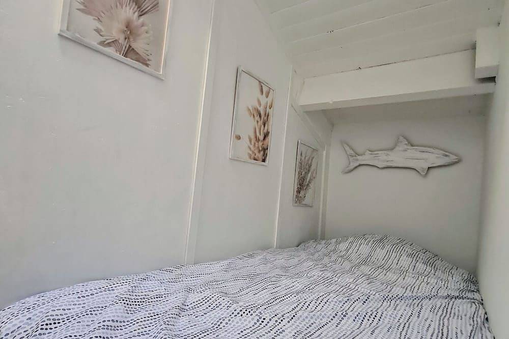 Entire apartment, Top of atypical villa, 15 M2 terrace, summer kitchen, solar shower, barbecue, bicycle in La Garde, Toulon region