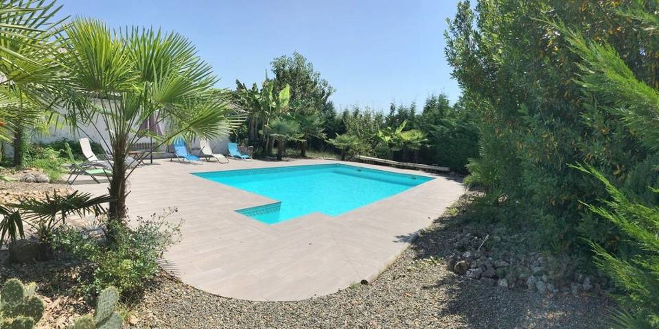 Gîte pour 4 personnes, avec Terrasse ainsi que Jardin et Piscine à Buanes