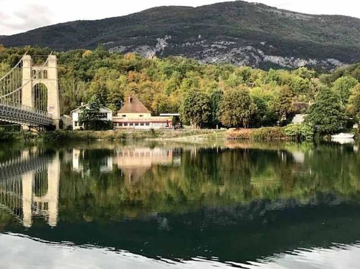 Location de vacances pour 15 personnes, avec Balcon et Terrasse ainsi que Jardin et Piscine dans Groslée