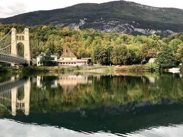 Cottage pour 15 personnes, avec piscine et vue sur le lac ainsi que vue et jardin, animaux acceptés dans Groslée