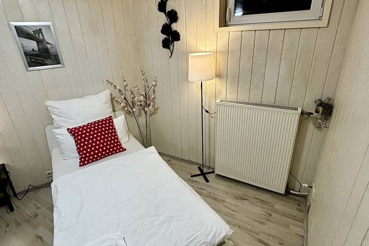 Ganze Wohnung, Ruhiges & gemütliches Doppelzimmer + Einzelbett in Top Lage in Langenfeld (Rheinland), Kreis Mettmann