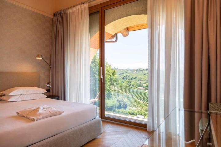 Hôtel pour 4 personnes, avec vue et jardin ainsi que piscine et sauna, animaux acceptés à Serralunga d'Alba - 2