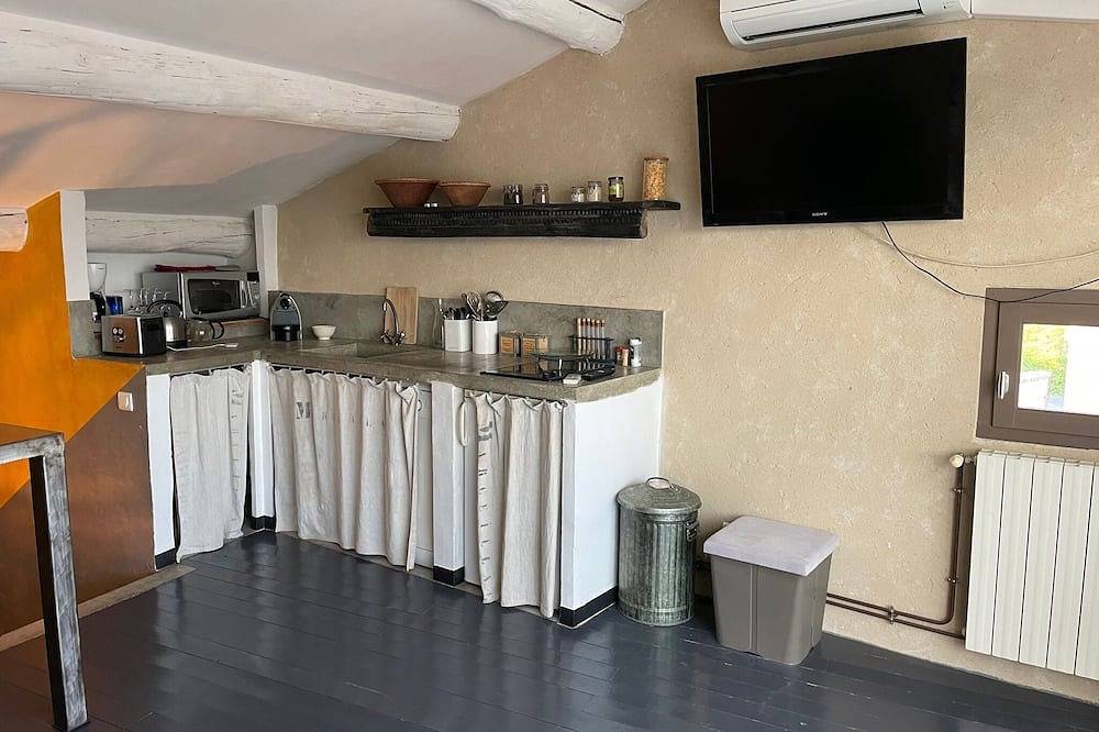 Appartement entier, Loft avec terrasse et piscine intérieure privative in Vallabrix, Région de Nîmes