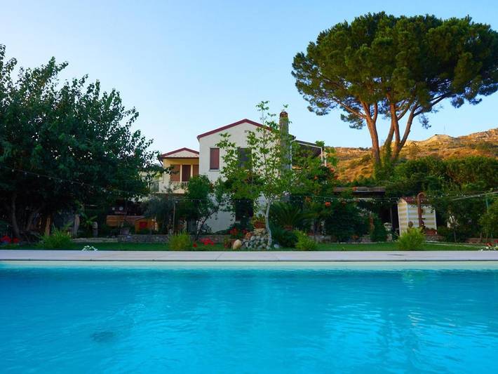 Chambre d’hôte pour 4 personnes, avec vue et jardin ainsi que piscine et balcon