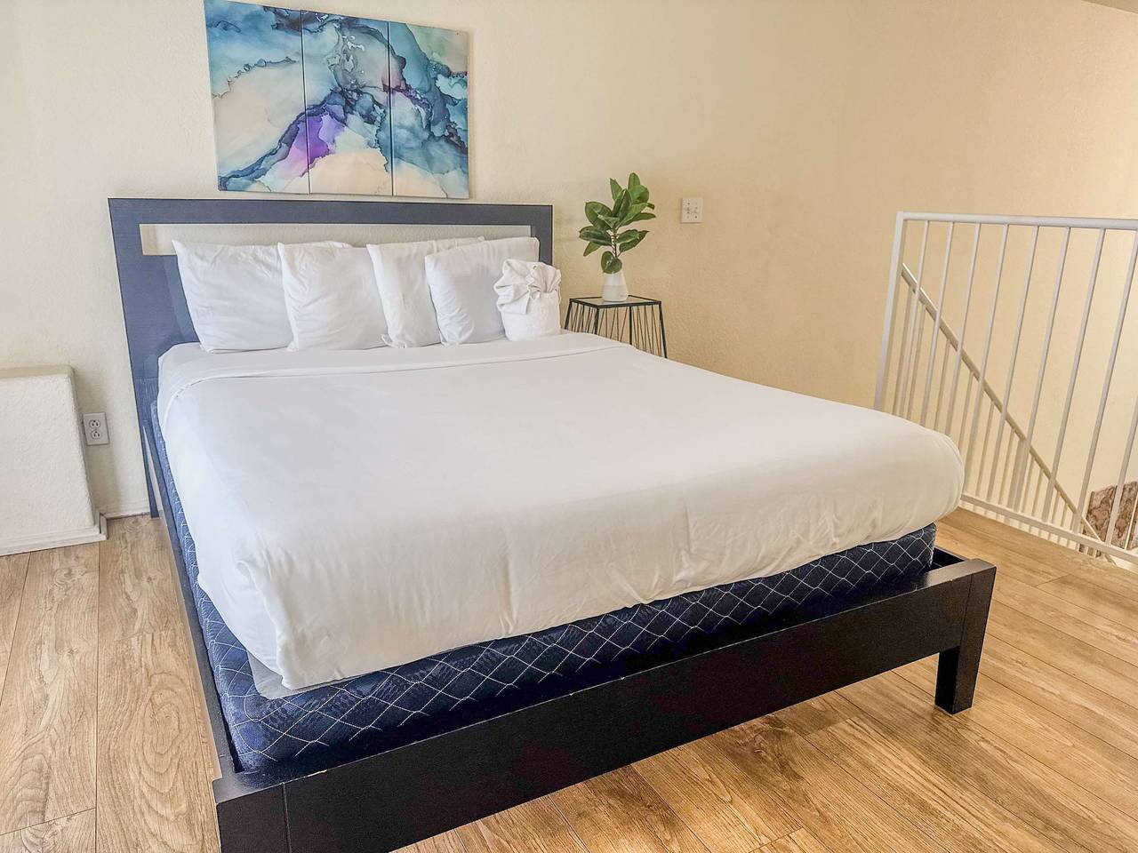 Entire apartment, Spacious 2 beds Loft by Downtown with Parking in San Diego, San Diego County